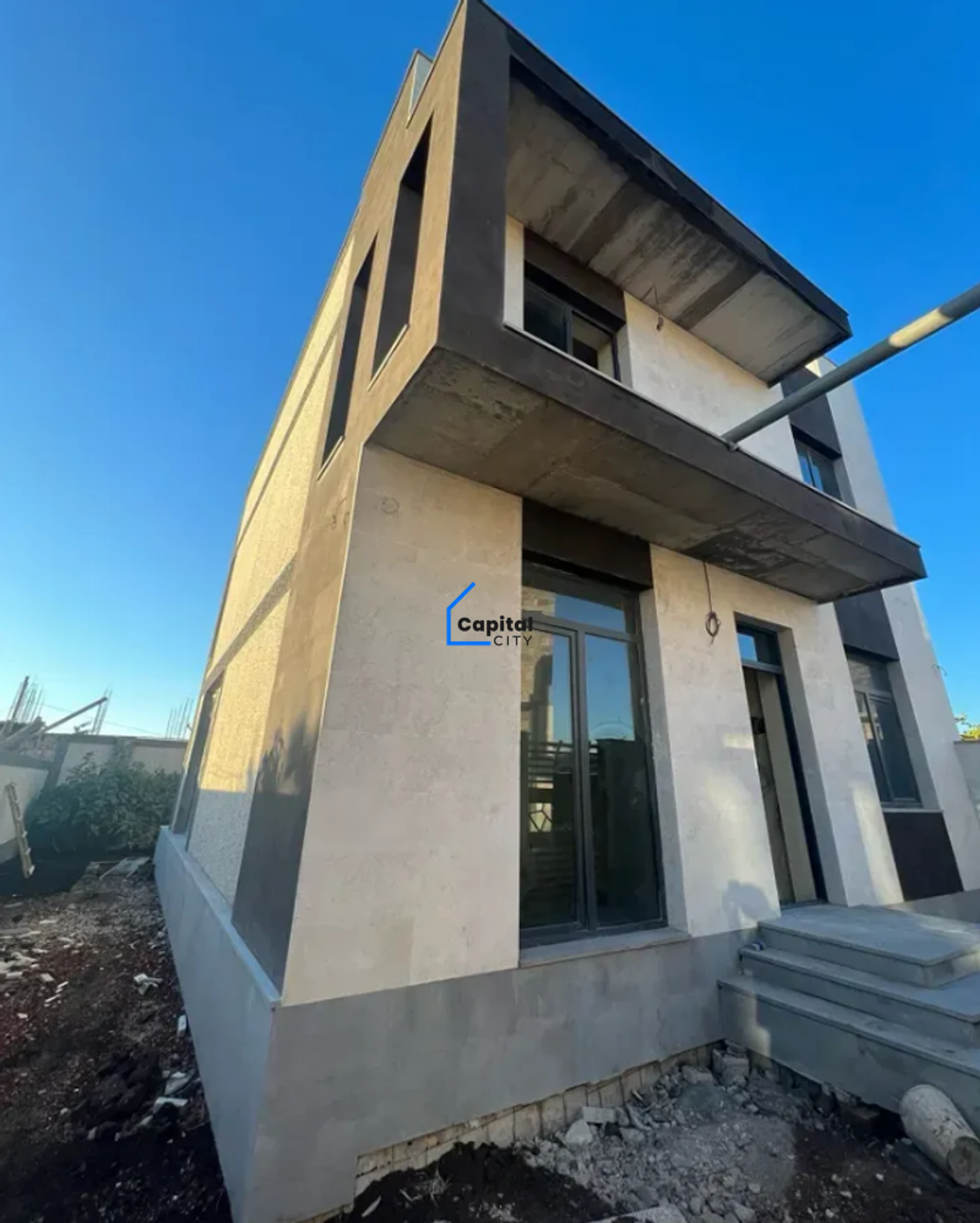 Տարածուն 5 սենյականոց առանձնատուն վաճառքի Մելքումովի փողոցում, Դավիթաշենում, Երևան