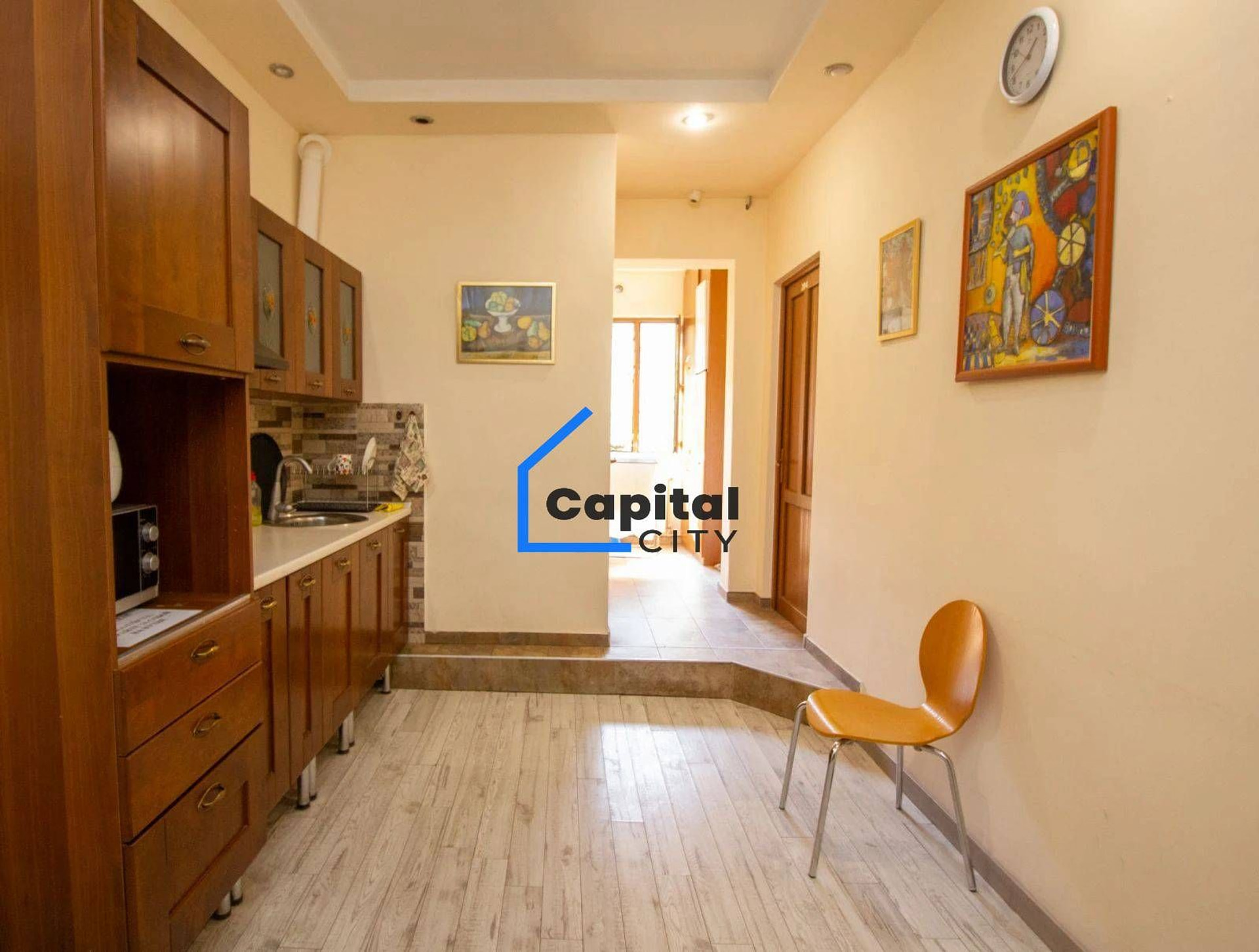4 սենյականոց բնակարան վաճառքի Հանրապետություն փողոցում, Կենտրոնում, Երևան