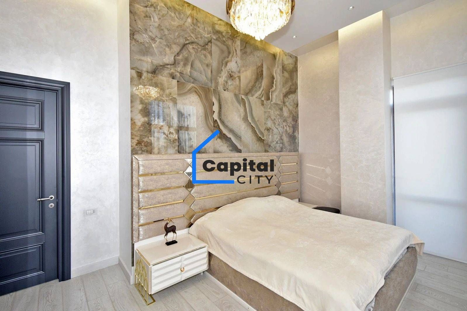 Վաճառվում է 4 սենյականոց բնակարան Ադոնց փող.