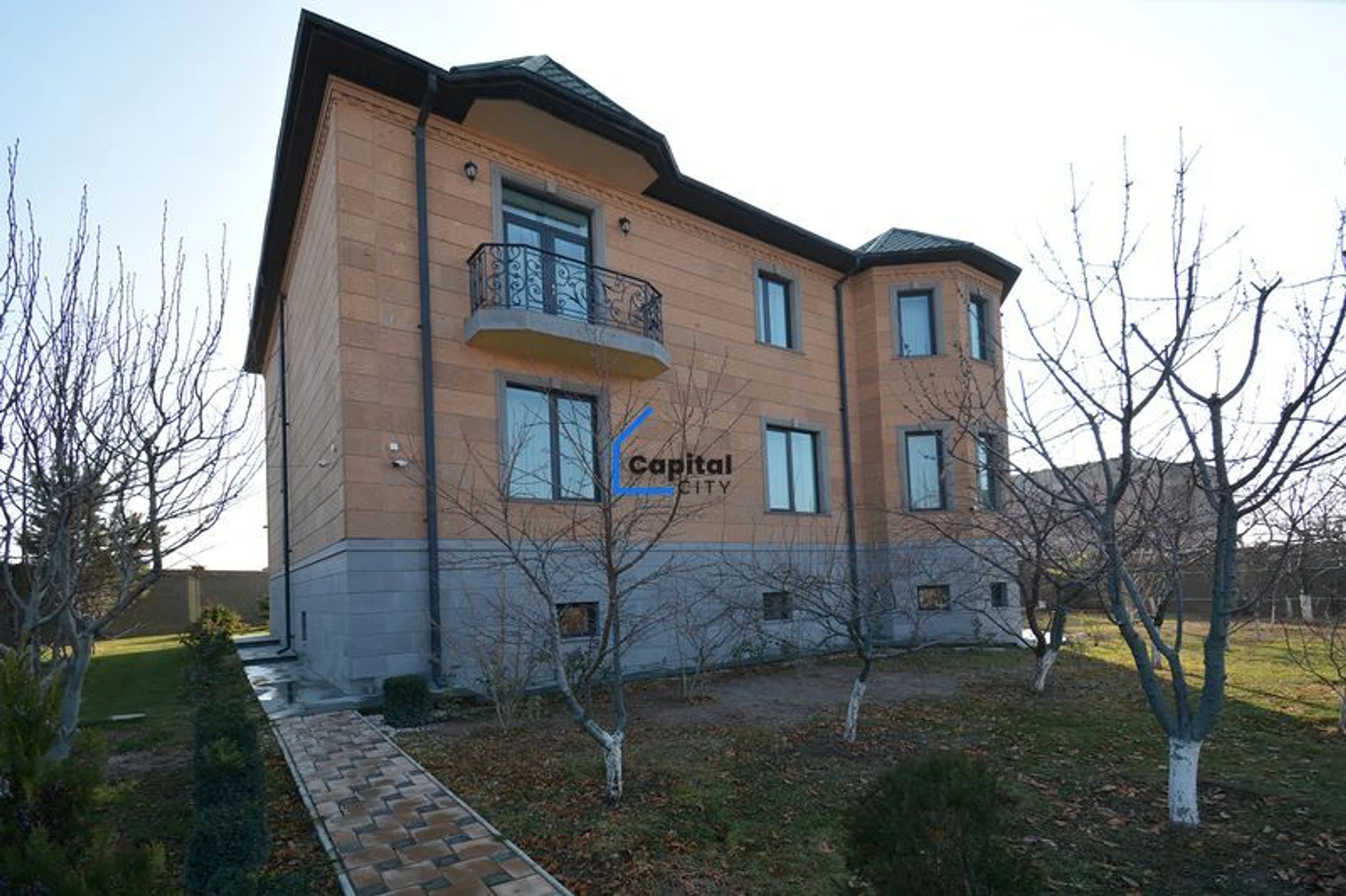 Նորակառույց 7 սենյականոց առանձնատուն վաճառքի Աշտարակի խճուղի փողոցում, Քասախում