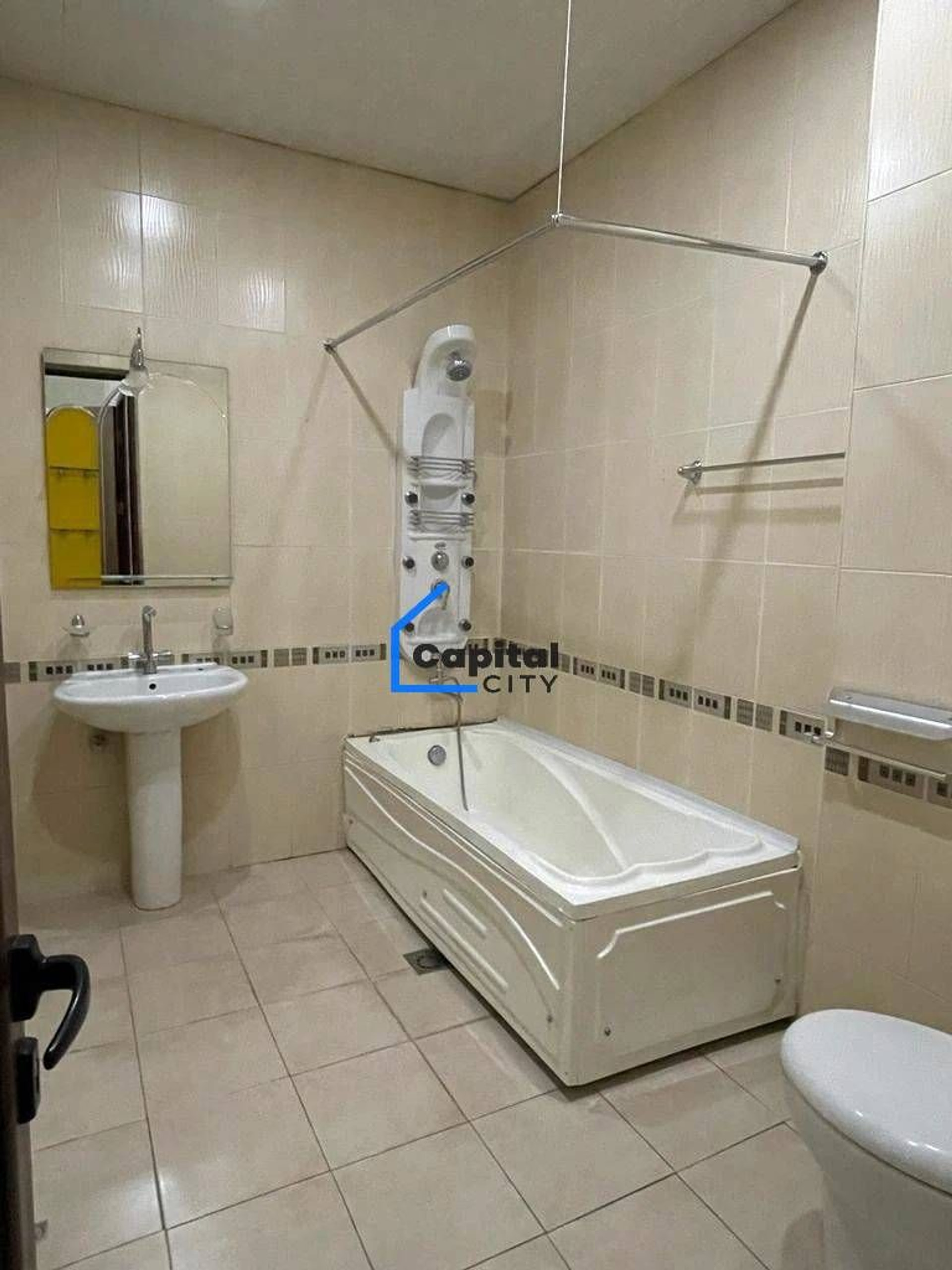 Տարածուն 4 սենյականոց բնակարան վաճառքի Ամիրյան փողոցում, Կենտրոնում, Երևան