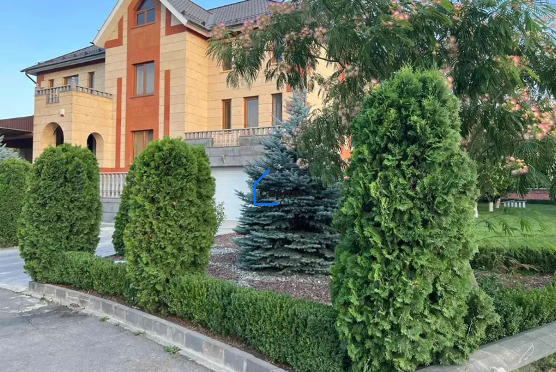 Նորակառույց 4 սենյականոց առանձնատուն վաճառքի վահագնի թաղամաս փողոցում, Աջափնյակում, Երևան