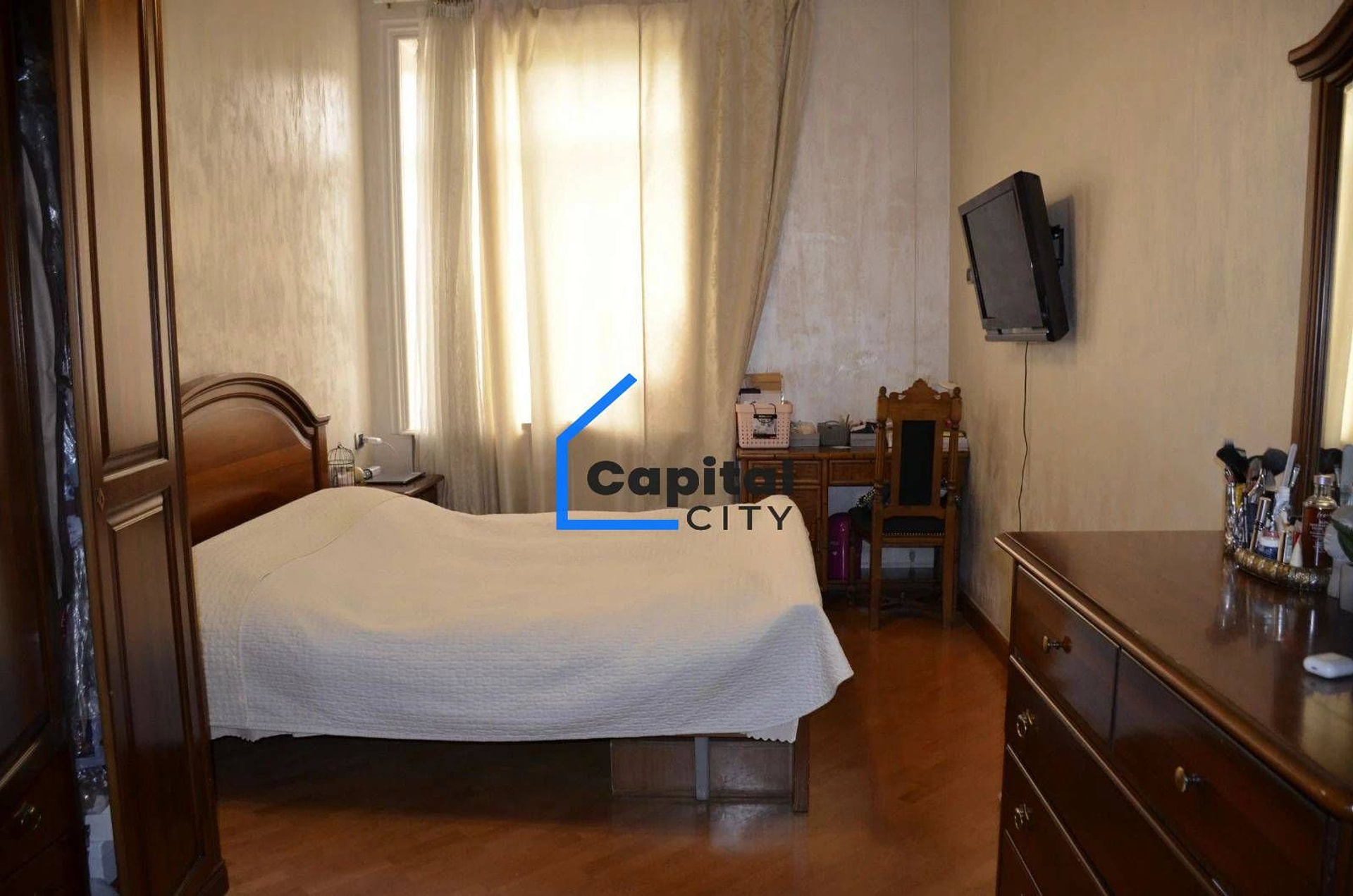 Տարածուն 5 սենյականոց բնակարան վաճառքի Աբովյանի փողոցում, Կենտրոնում, Երևան