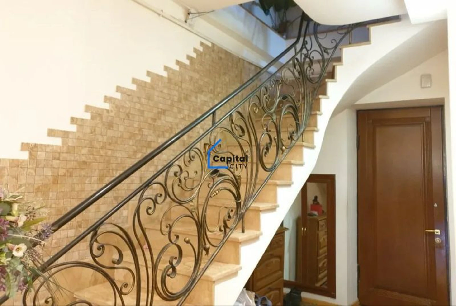 Տարածուն 5 սենյականոց բնակարան վաճառքի Շահսուվարյան փողոցում, Արաբկիրում, Երևան