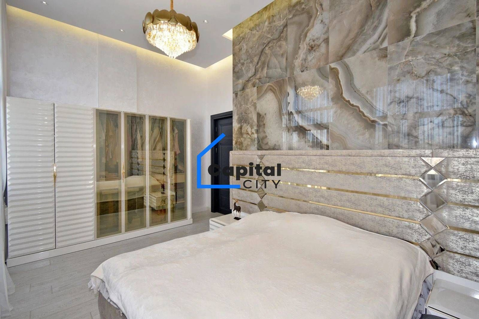 Վաճառվում է 4 սենյականոց բնակարան Ադոնց փող.