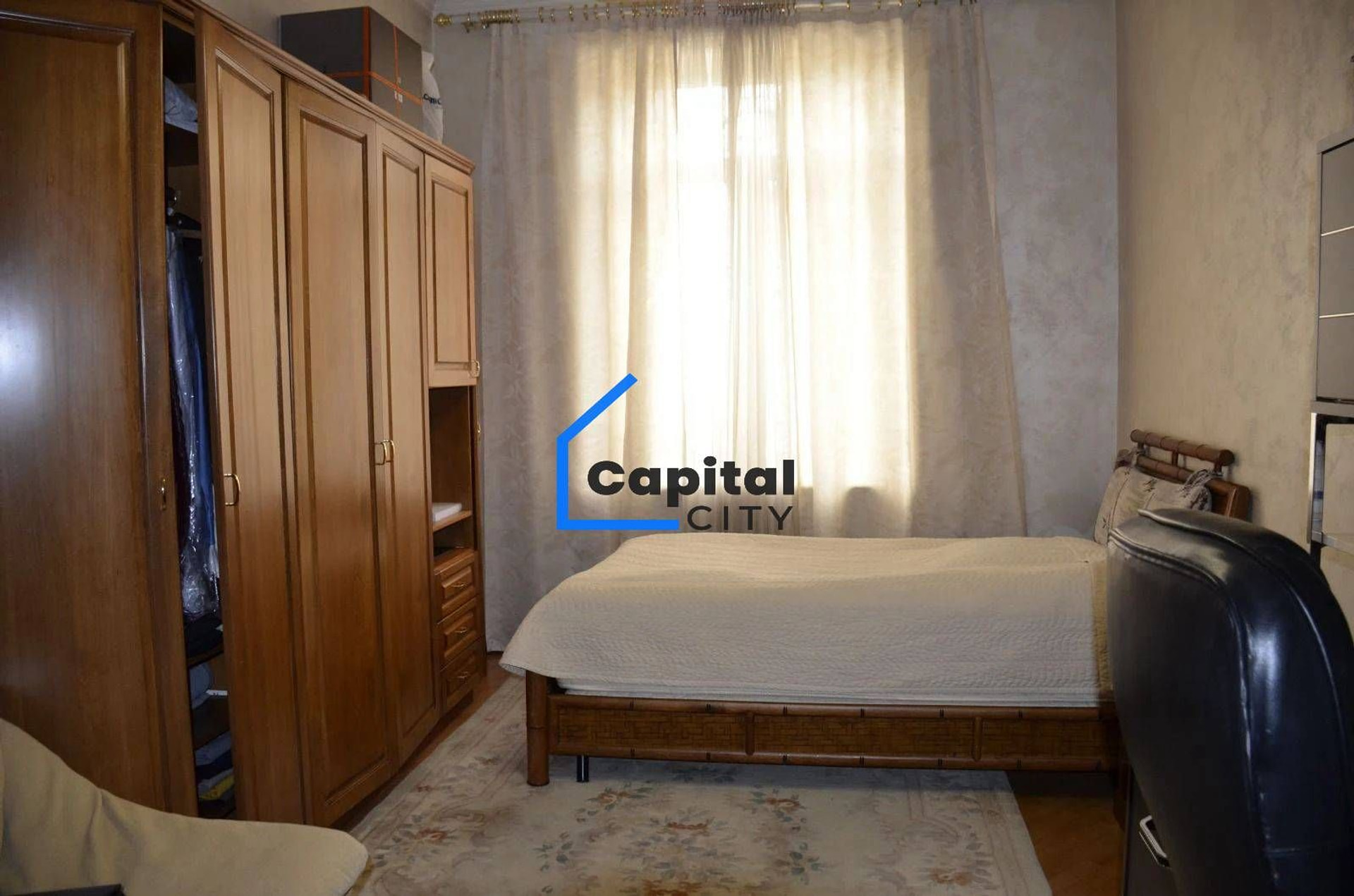 Տարածուն 5 սենյականոց բնակարան վաճառքի Աբովյանի փողոցում, Կենտրոնում, Երևան