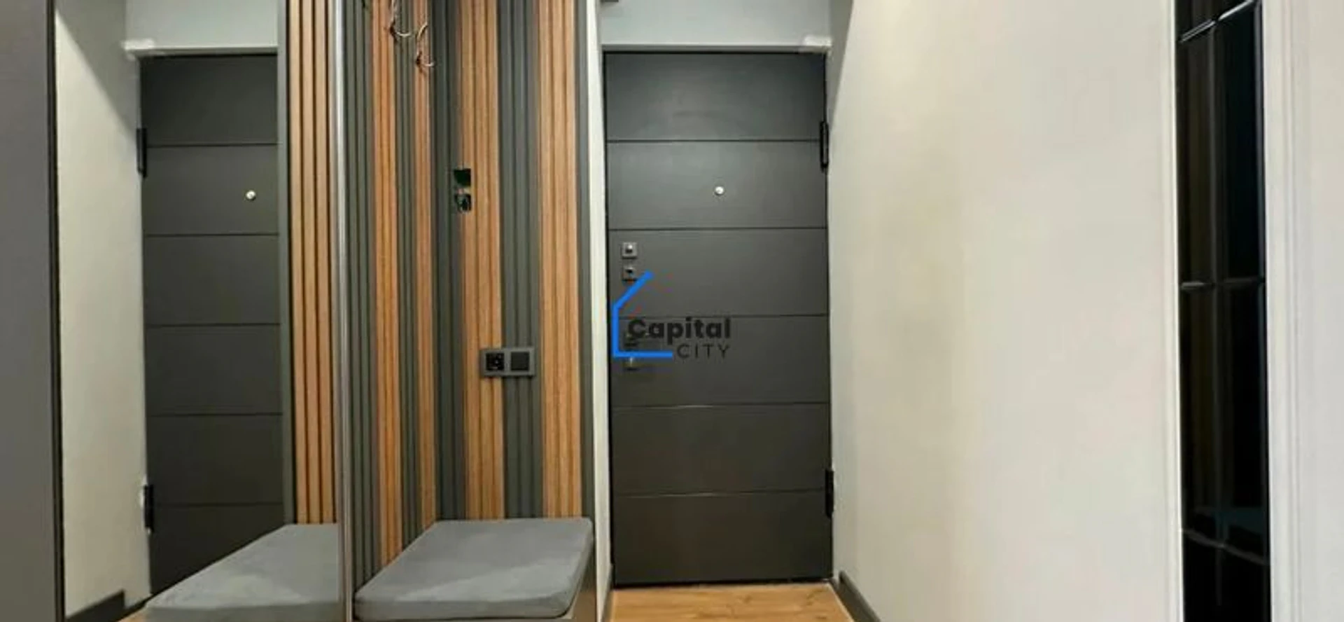 4 սենյականոց բնակարան վաճառքի Խանջյան փողոցում, Կենտրոնում, Երևան, 97 մ², քարե, վերանորոգված