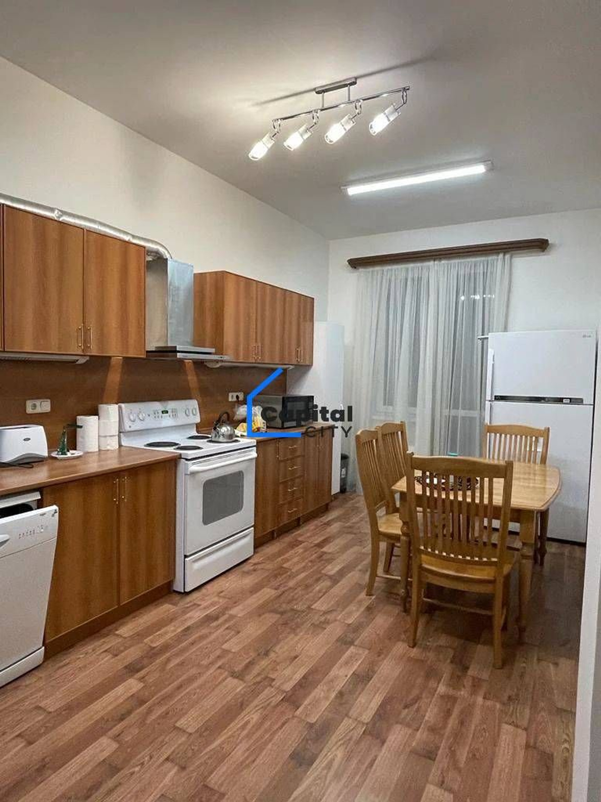 Տարածուն 4 սենյականոց բնակարան վաճառքի Ամիրյան փողոցում, Կենտրոնում, Երևան