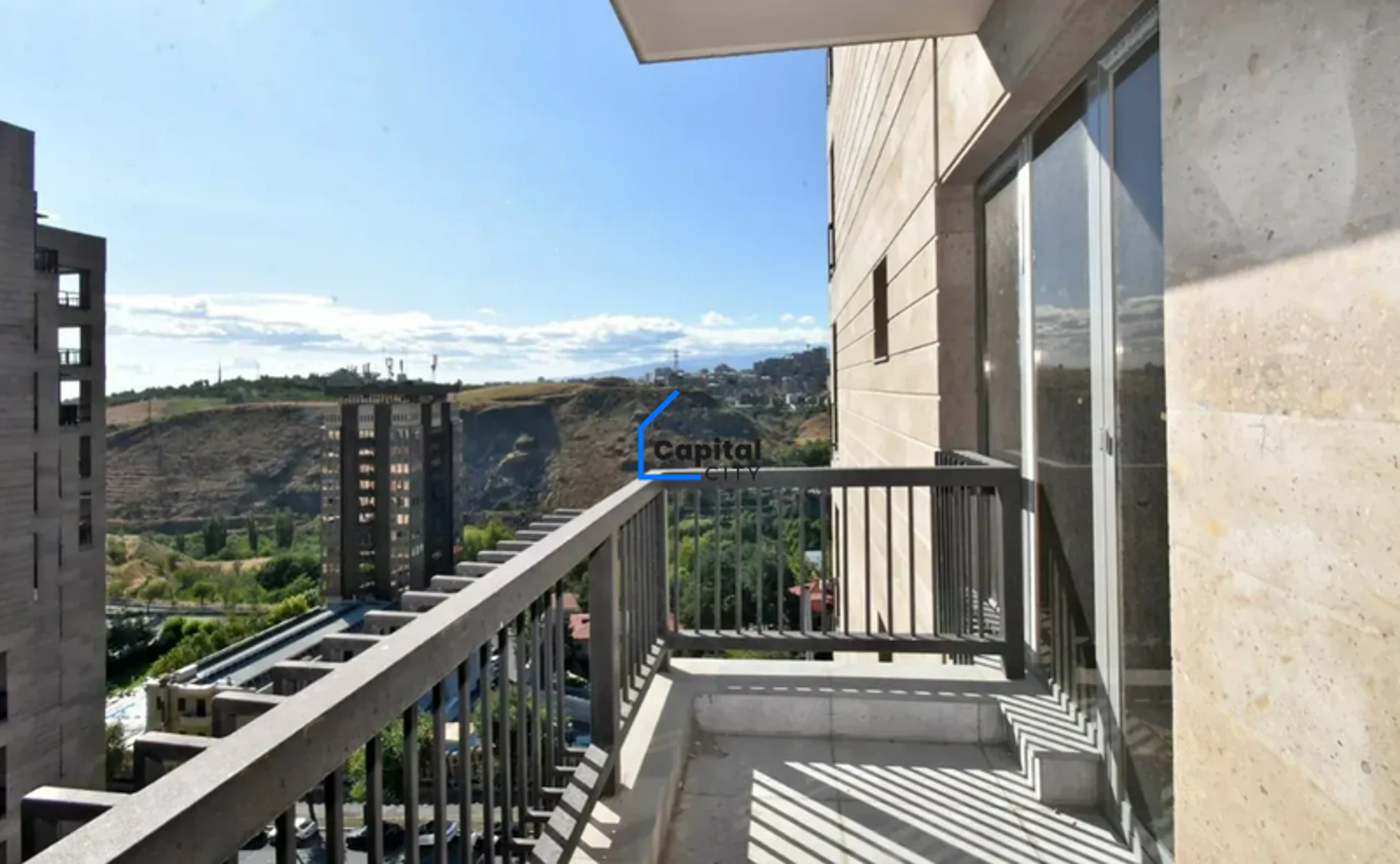 Նորակառույց 4 սենյականոց բնակարան վաճառքի Պարոնյան փողոցում, Կենտրոնում, Երևան