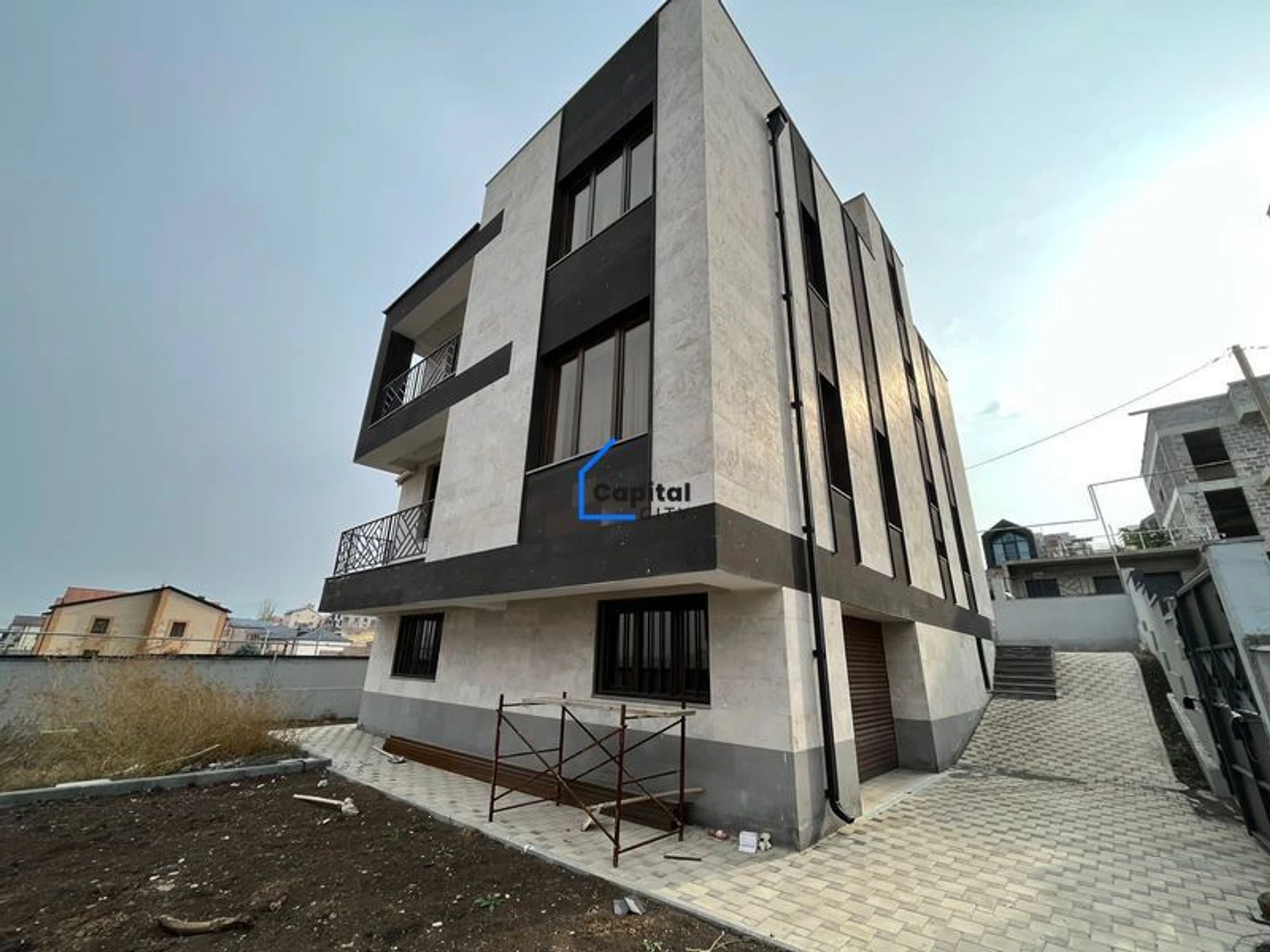 Նորակառույց 5 սենյականոց առանձնատուն վաճառքի Պետրոս Դուրյան փողոց 2ում, Ավանում, Երևան