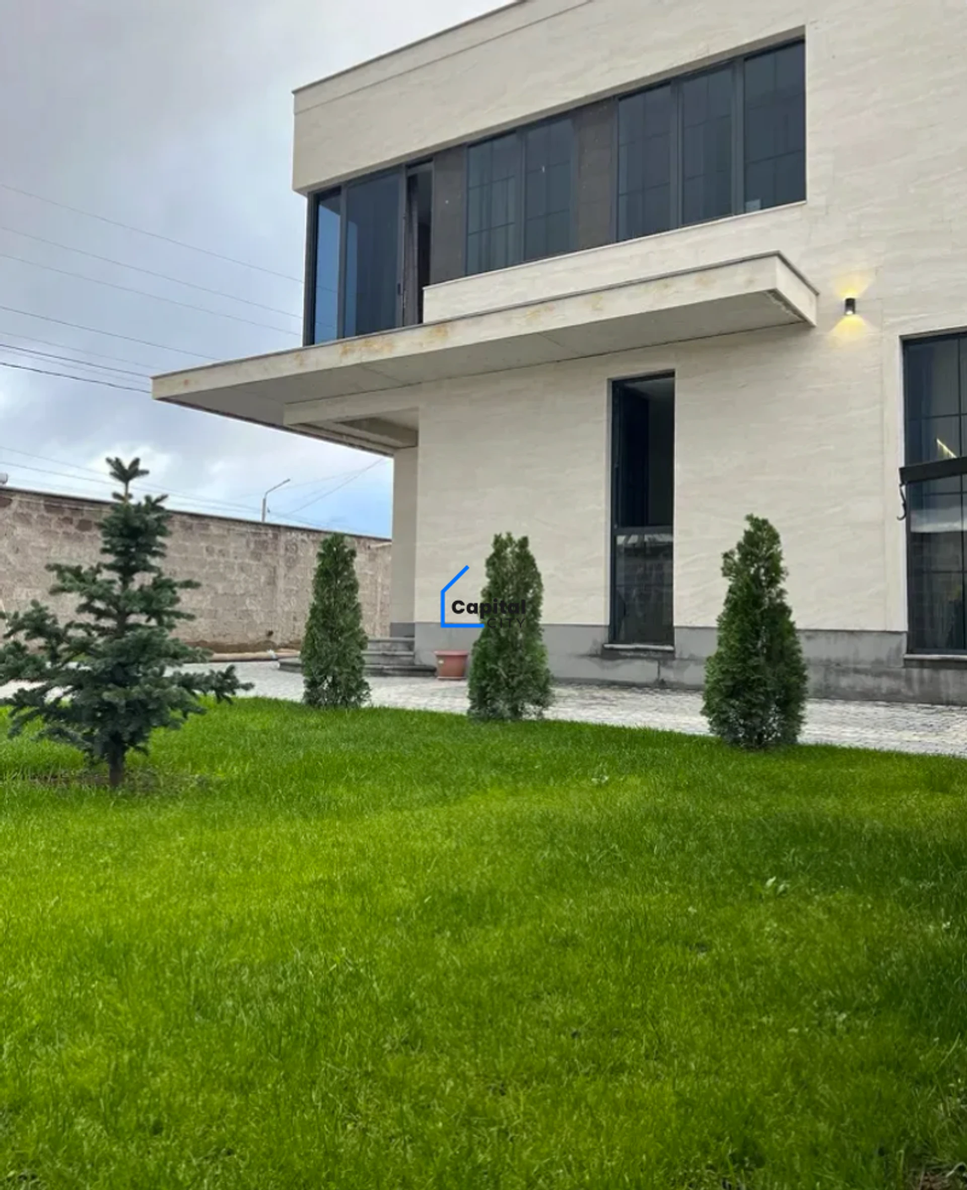 Տարածուն 5 սենյականոց առանձնատուն վաճառքի Զովունի փողոցում, Զովունիում