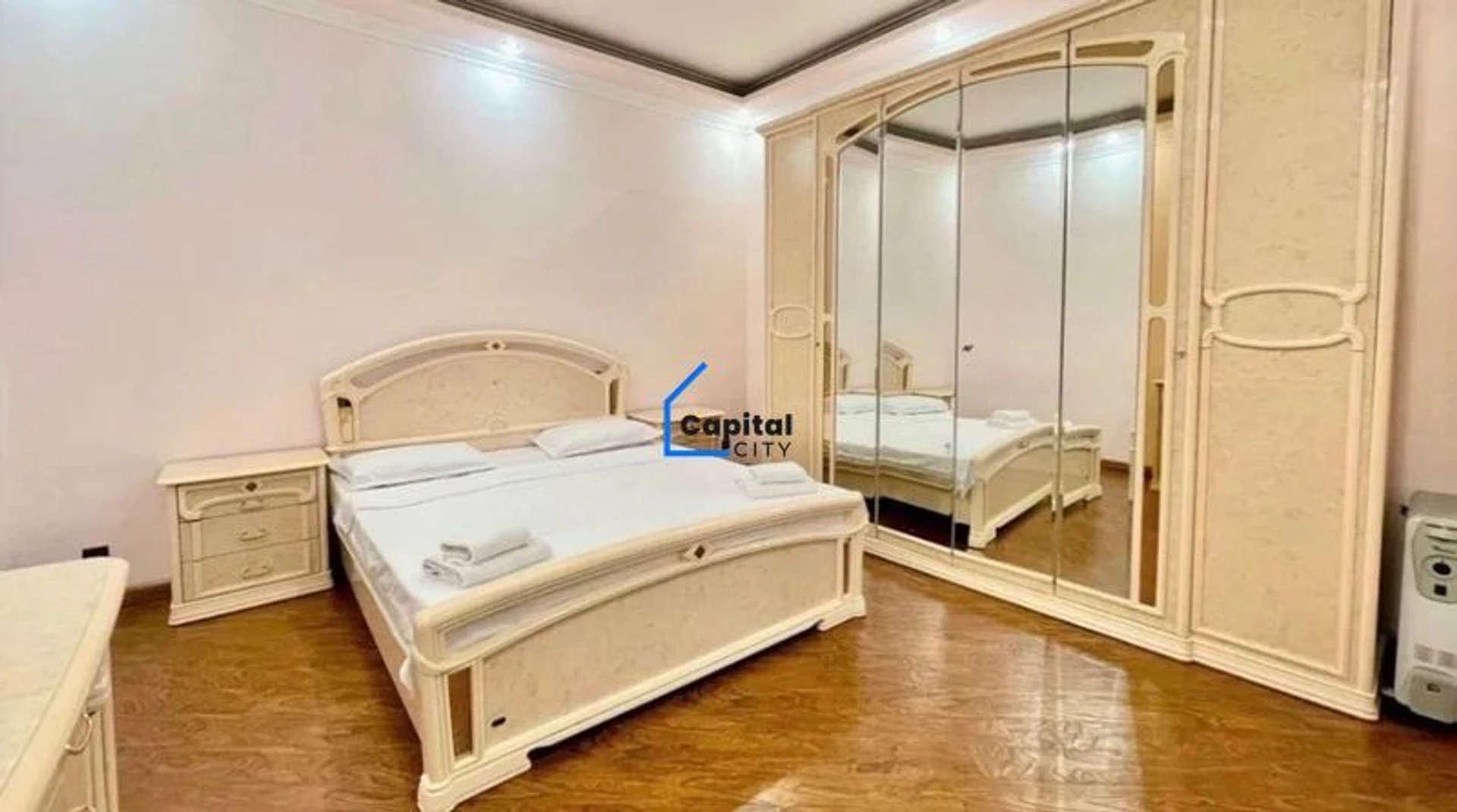 Տարածուն 5 սենյականոց բնակարան վաճառքի Թումանյան փողոցում, Կենտրոնում, Երևան