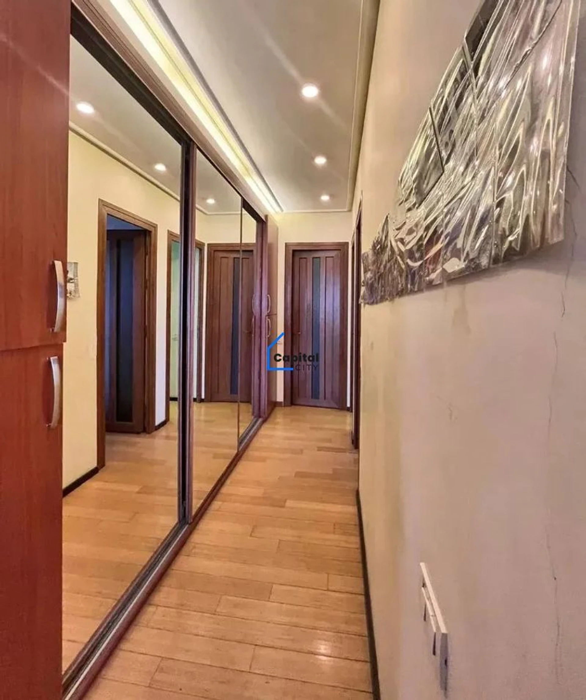 Տարածուն 4 սենյականոց բնակարան վաճառքի Հրաչյա Քոչարի փողոցում, Արաբկիրում, Երևան