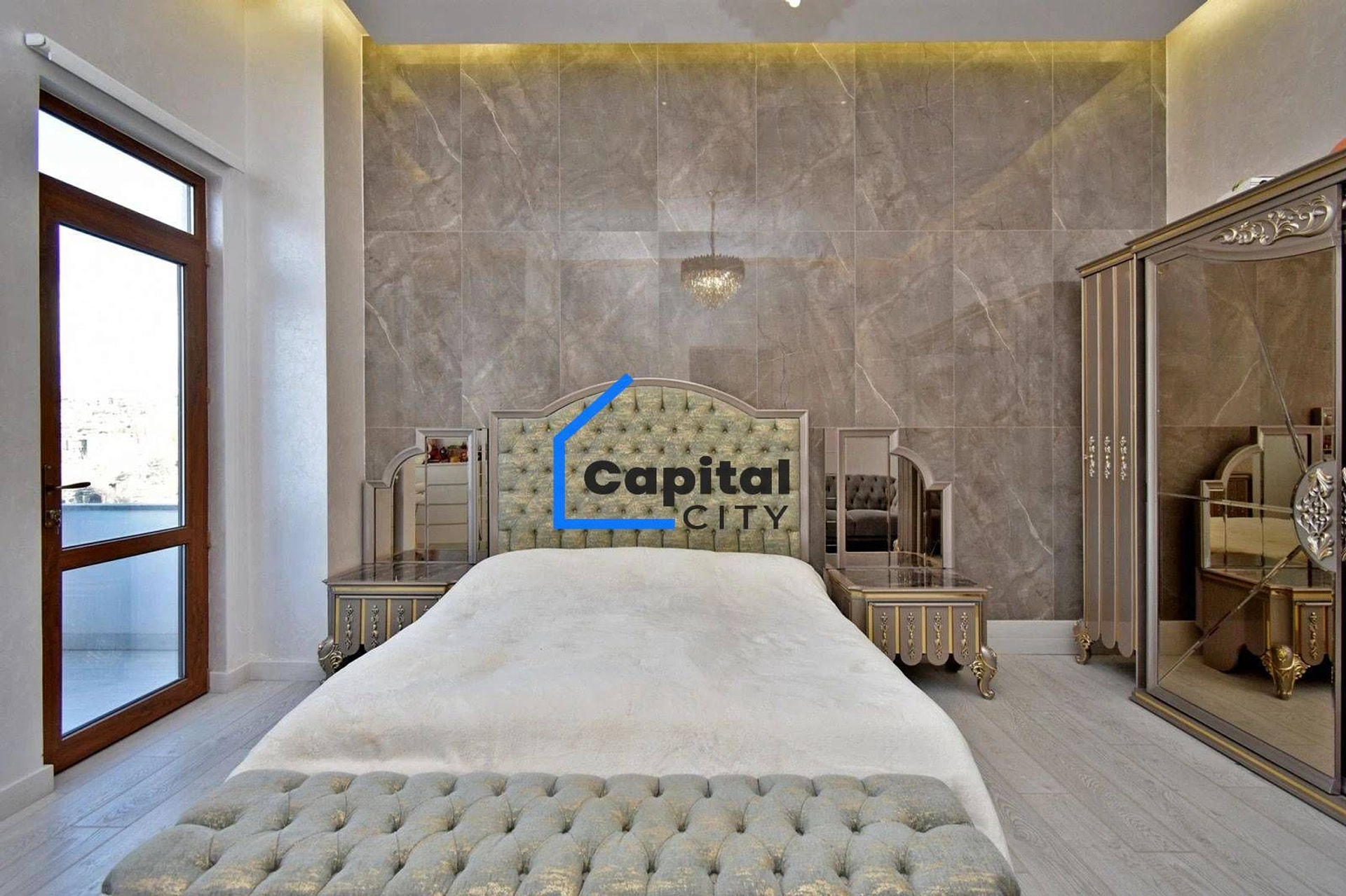 Վաճառվում է 4 սենյականոց բնակարան Ադոնց փող.