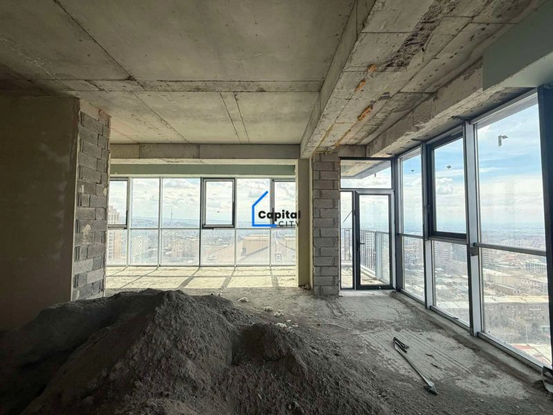 Նորակառույց 7 սենյականոց բնակարան վաճառքի Կոմիտասի պողոտա փողոցում, Արաբկիրում, Երևան